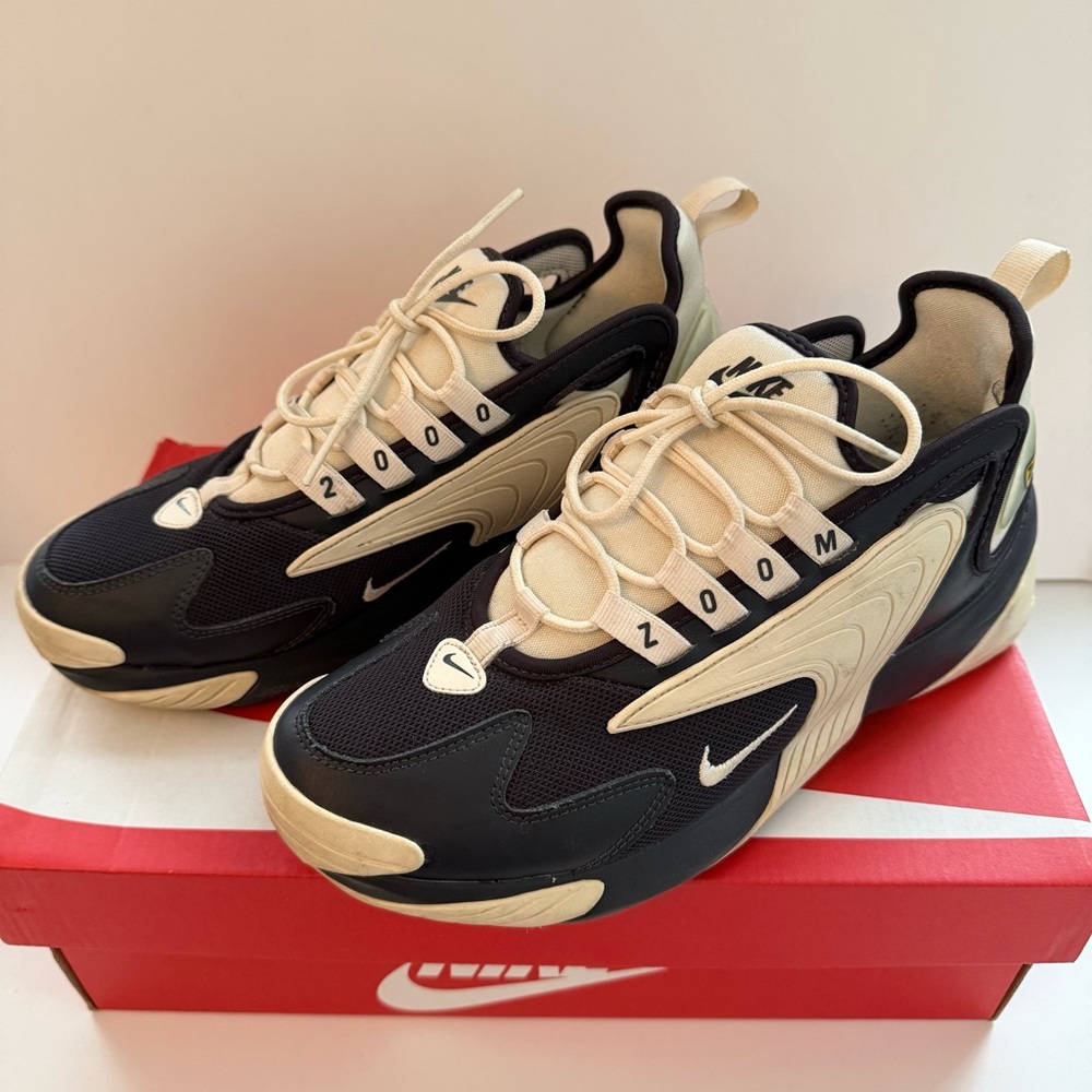 Nike Zoom 2000 Women’s Navy and Cream Sneakers size 8
